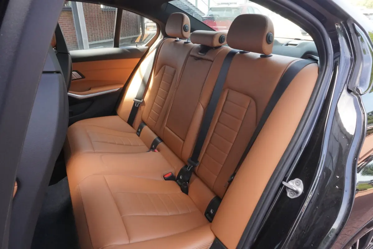318i Business Edition Plus M sport+M3-Stoelen+Led+stoel-verw+Volleder+schuifdak+Navi+parking-Pack = UNIEK !!