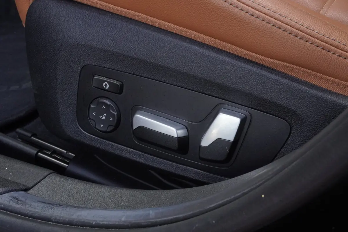 318i Business Edition Plus M sport+M3-Stoelen+Led+stoel-verw+Volleder+schuifdak+Navi+parking-Pack = UNIEK !!