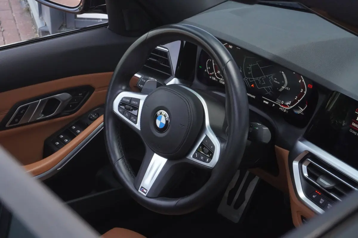 318i Business Edition Plus M sport+M3-Stoelen+Led+stoel-verw+Volleder+schuifdak+Navi+parking-Pack = UNIEK !!