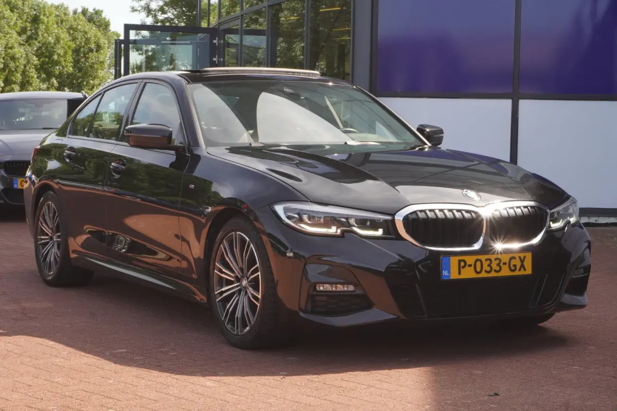 318i Business Edition Plus M sport+M3-Stoelen+Led+stoel-verw+Volleder+schuifdak+Navi+parking-Pack = UNIEK !!