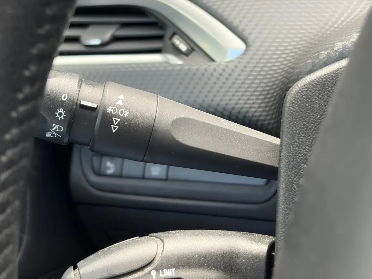 1.2 PureTech Blue Lion D-riem vv in 2024 l Pano l Navi l 110pk l Trekhaak l Carplay l Airco l Cruise l Pdc l Recent beurt gehad l N.A.P l Apk tot 01-2027