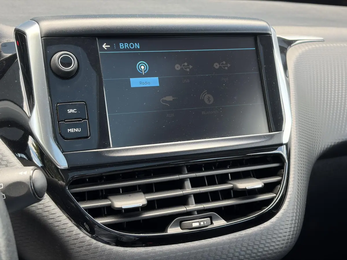 1.2 PureTech Blue Lion D-riem vv in 2024 l Pano l Navi l 110pk l Trekhaak l Carplay l Airco l Cruise l Pdc l Recent beurt gehad l N.A.P l Apk tot 01-2027