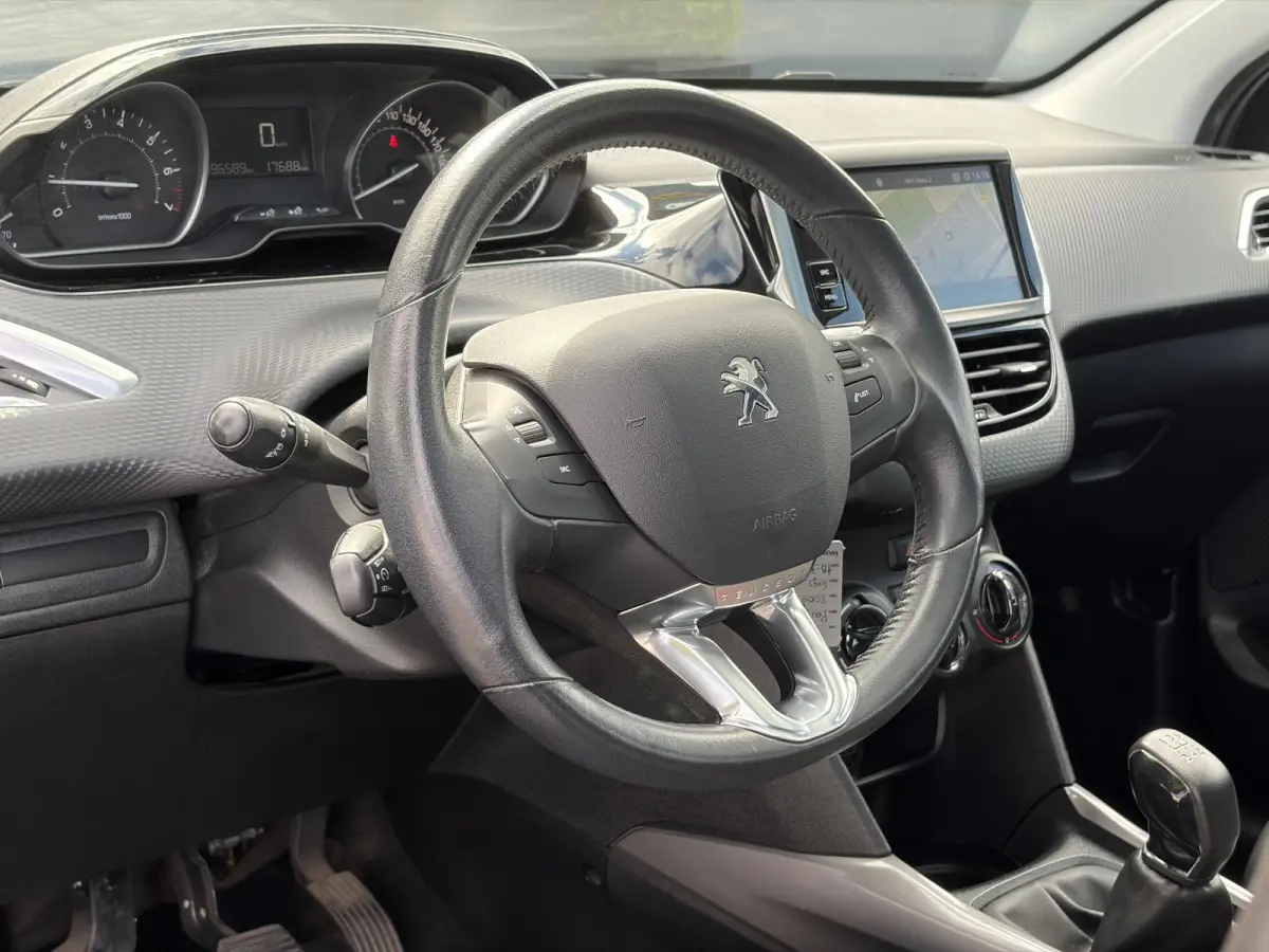1.2 PureTech Blue Lion D-riem vv in 2024 l Pano l Navi l 110pk l Trekhaak l Carplay l Airco l Cruise l Pdc l Recent beurt gehad l N.A.P l Apk tot 01-2027