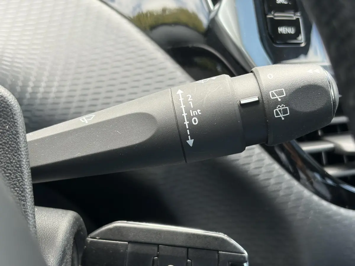1.2 PureTech Blue Lion D-riem vv in 2024 l Pano l Navi l 110pk l Trekhaak l Carplay l Airco l Cruise l Pdc l Recent beurt gehad l N.A.P l Apk tot 01-2027