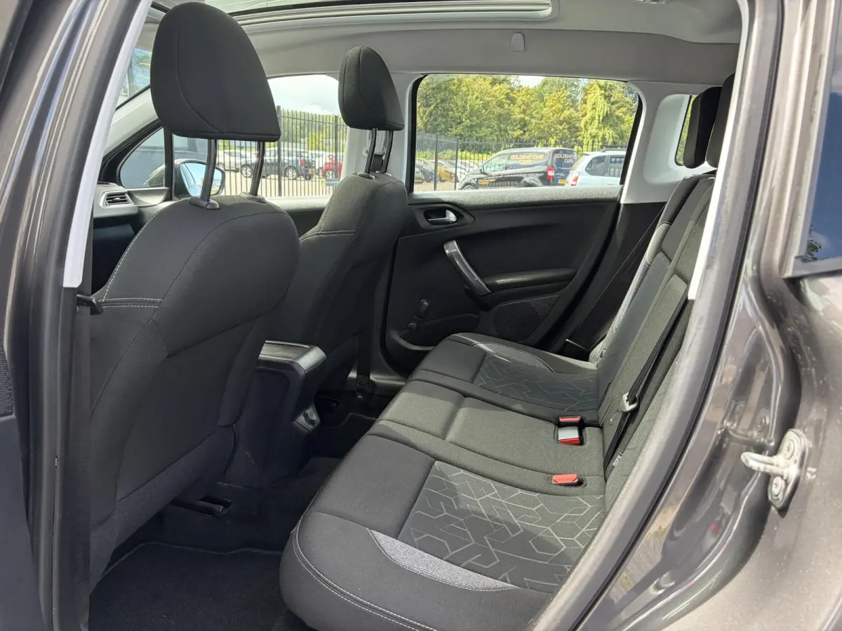 1.2 PureTech Blue Lion D-riem vv in 2024 l Pano l Navi l 110pk l Trekhaak l Carplay l Airco l Cruise l Pdc l Recent beurt gehad l N.A.P l Apk tot 01-2027