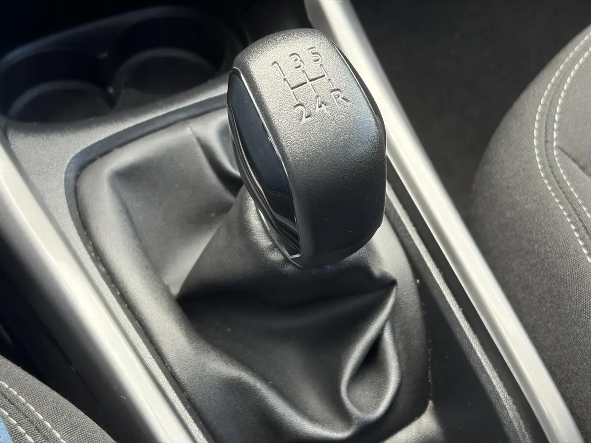 1.2 PureTech Blue Lion D-riem vv in 2024 l Pano l Navi l 110pk l Trekhaak l Carplay l Airco l Cruise l Pdc l Recent beurt gehad l N.A.P l Apk tot 01-2027