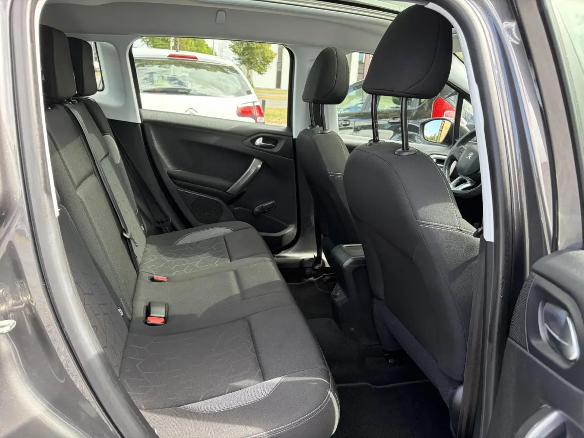 1.2 PureTech Blue Lion D-riem vv in 2024 l Pano l Navi l 110pk l Trekhaak l Carplay l Airco l Cruise l Pdc l Recent beurt gehad l N.A.P l Apk tot 01-2027