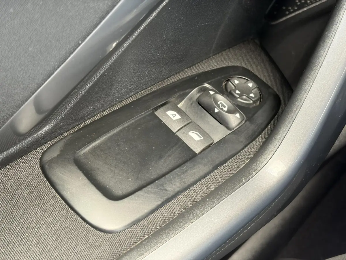 1.2 PureTech Blue Lion D-riem vv in 2024 l Pano l Navi l 110pk l Trekhaak l Carplay l Airco l Cruise l Pdc l Recent beurt gehad l N.A.P l Apk tot 01-2027
