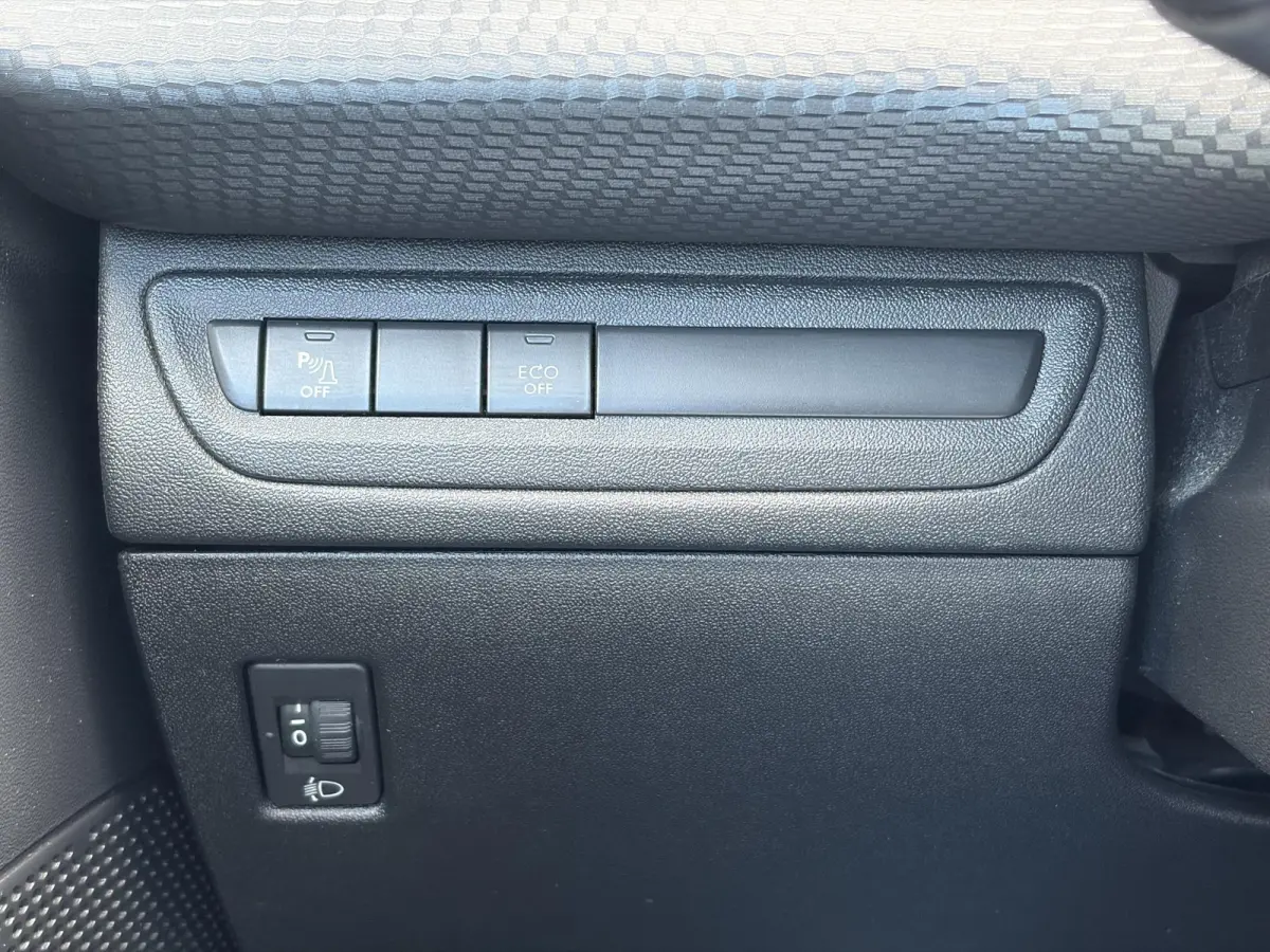 1.2 PureTech Blue Lion D-riem vv in 2024 l Pano l Navi l 110pk l Trekhaak l Carplay l Airco l Cruise l Pdc l Recent beurt gehad l N.A.P l Apk tot 01-2027