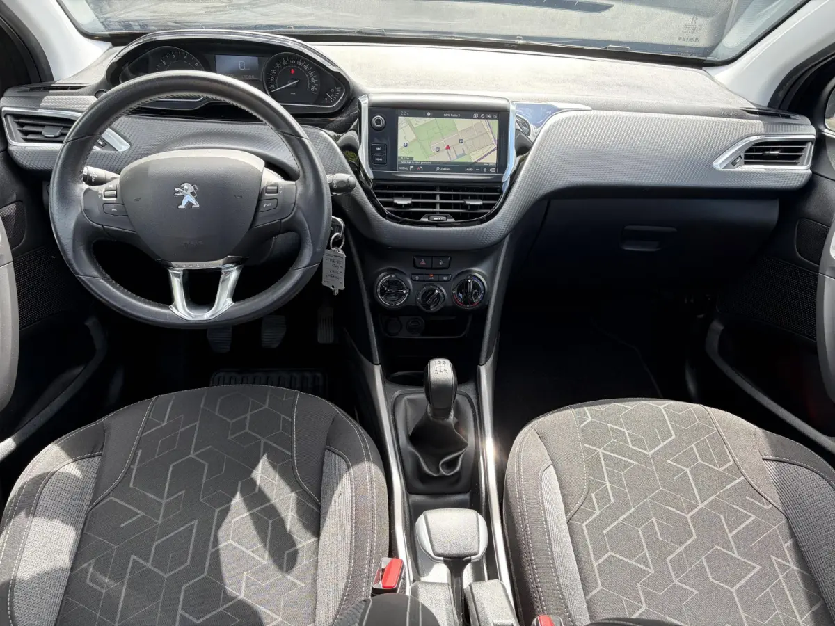 1.2 PureTech Blue Lion D-riem vv in 2024 l Pano l Navi l 110pk l Trekhaak l Carplay l Airco l Cruise l Pdc l Recent beurt gehad l N.A.P l Apk tot 01-2027