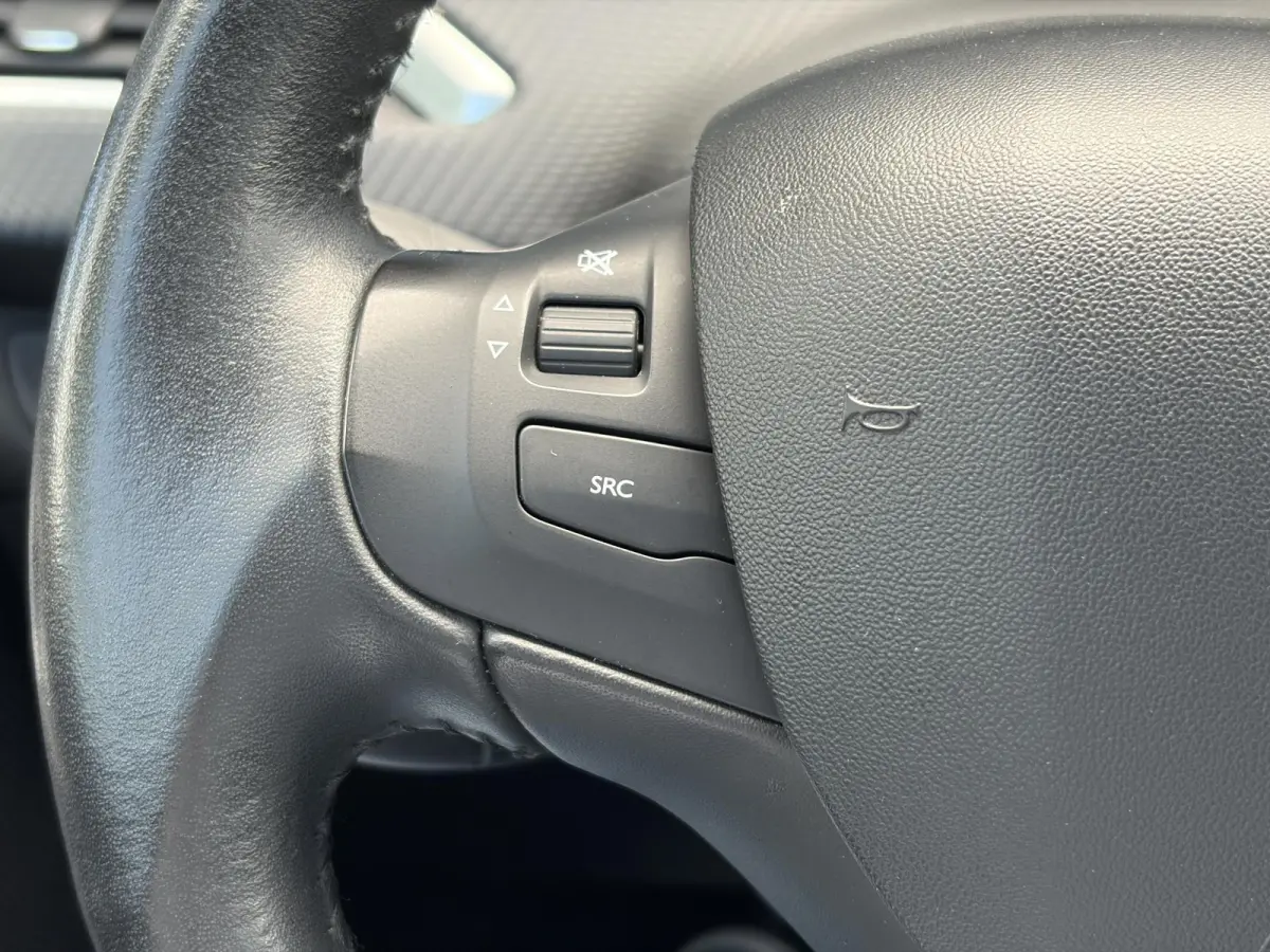 1.2 PureTech Blue Lion D-riem vv in 2024 l Pano l Navi l 110pk l Trekhaak l Carplay l Airco l Cruise l Pdc l Recent beurt gehad l N.A.P l Apk tot 01-2027