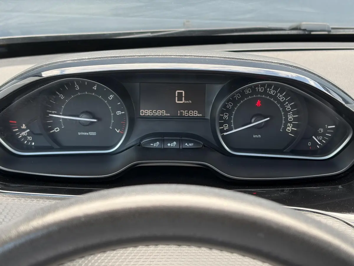 1.2 PureTech Blue Lion D-riem vv in 2024 l Pano l Navi l 110pk l Trekhaak l Carplay l Airco l Cruise l Pdc l Recent beurt gehad l N.A.P l Apk tot 01-2027