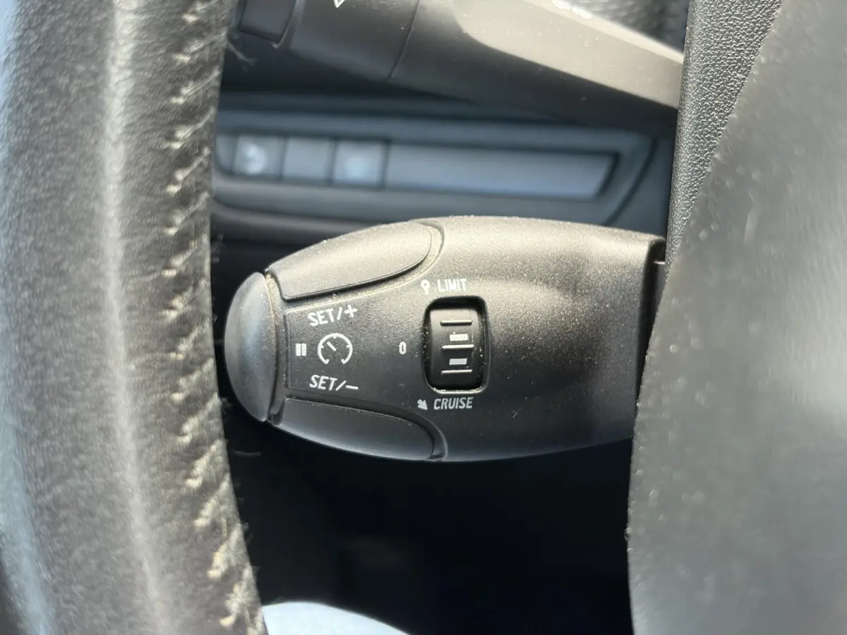 1.2 PureTech Blue Lion D-riem vv in 2024 l Pano l Navi l 110pk l Trekhaak l Carplay l Airco l Cruise l Pdc l Recent beurt gehad l N.A.P l Apk tot 01-2027
