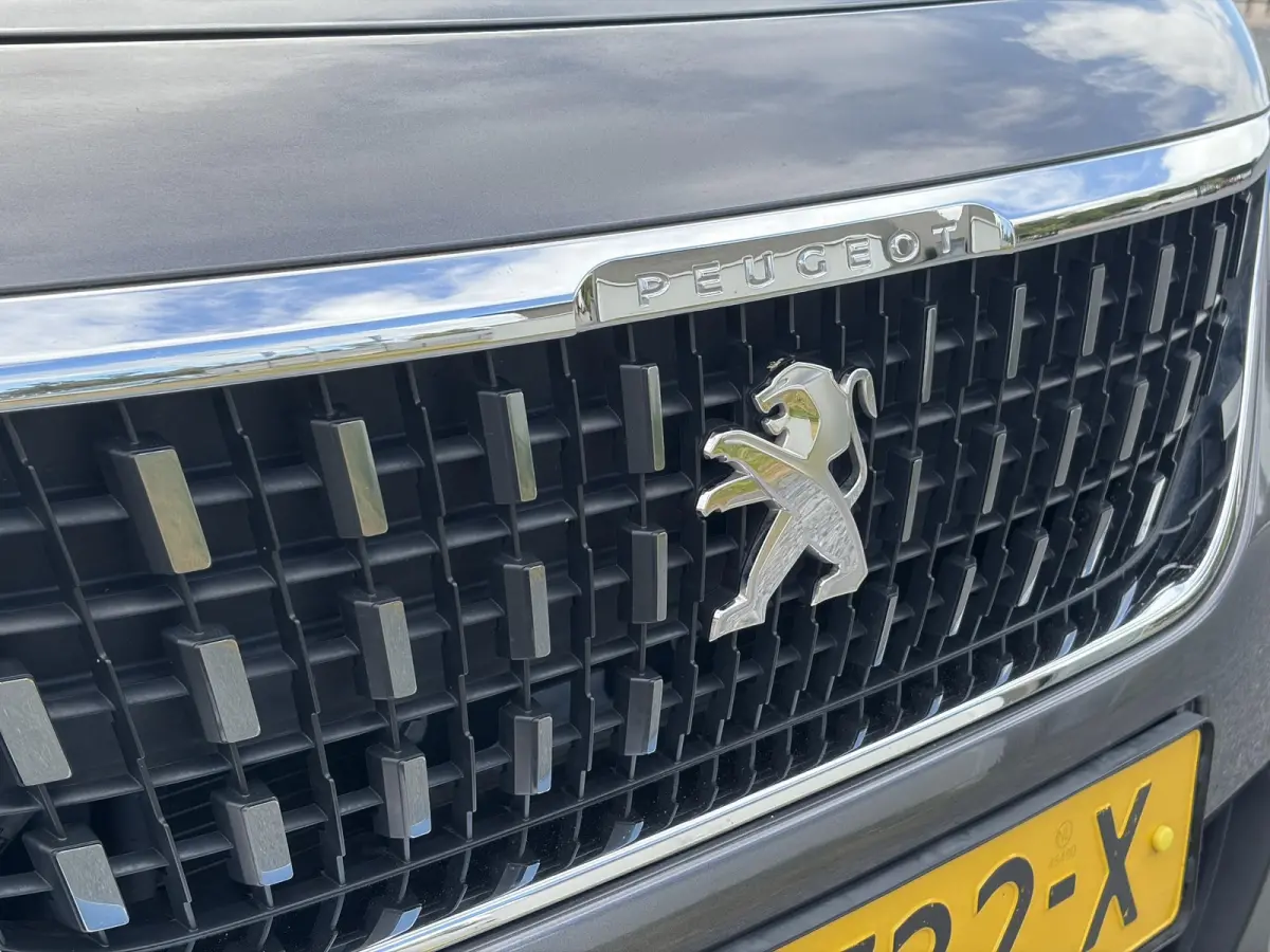 1.2 PureTech Blue Lion D-riem vv in 2024 l Pano l Navi l 110pk l Trekhaak l Carplay l Airco l Cruise l Pdc l Recent beurt gehad l N.A.P l Apk tot 01-2027