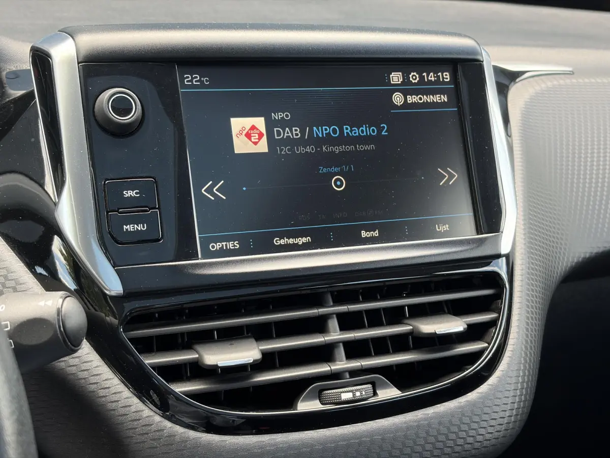 1.2 PureTech Blue Lion D-riem vv in 2024 l Pano l Navi l 110pk l Trekhaak l Carplay l Airco l Cruise l Pdc l Recent beurt gehad l N.A.P l Apk tot 01-2027