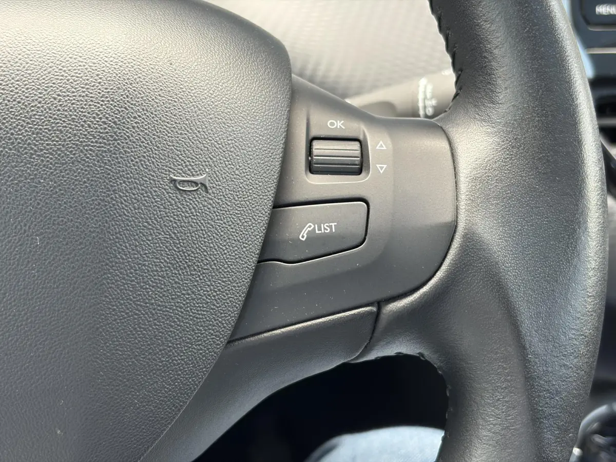 1.2 PureTech Blue Lion D-riem vv in 2024 l Pano l Navi l 110pk l Trekhaak l Carplay l Airco l Cruise l Pdc l Recent beurt gehad l N.A.P l Apk tot 01-2027