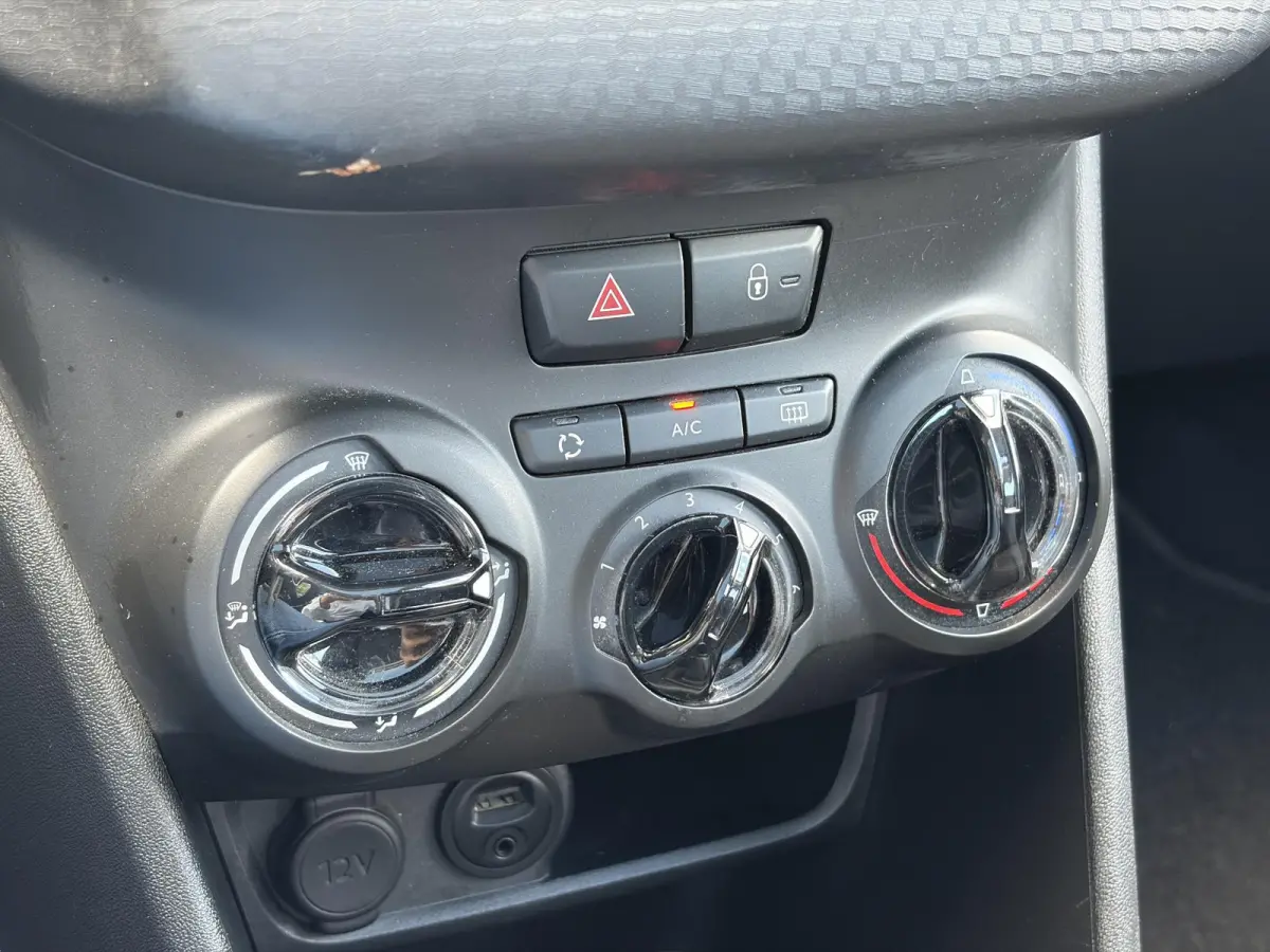 1.2 PureTech Blue Lion D-riem vv in 2024 l Pano l Navi l 110pk l Trekhaak l Carplay l Airco l Cruise l Pdc l Recent beurt gehad l N.A.P l Apk tot 01-2027
