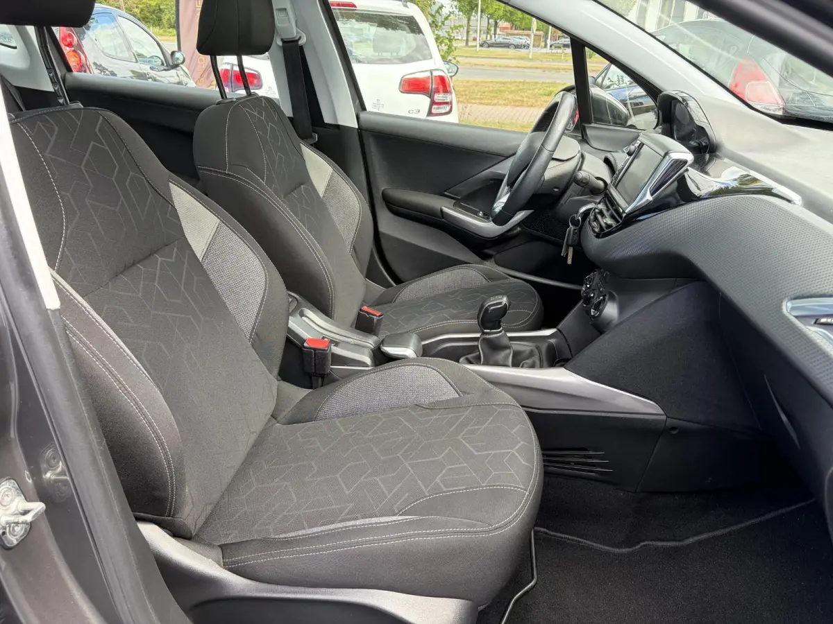 1.2 PureTech Blue Lion D-riem vv in 2024 l Pano l Navi l 110pk l Trekhaak l Carplay l Airco l Cruise l Pdc l Recent beurt gehad l N.A.P l Apk tot 01-2027