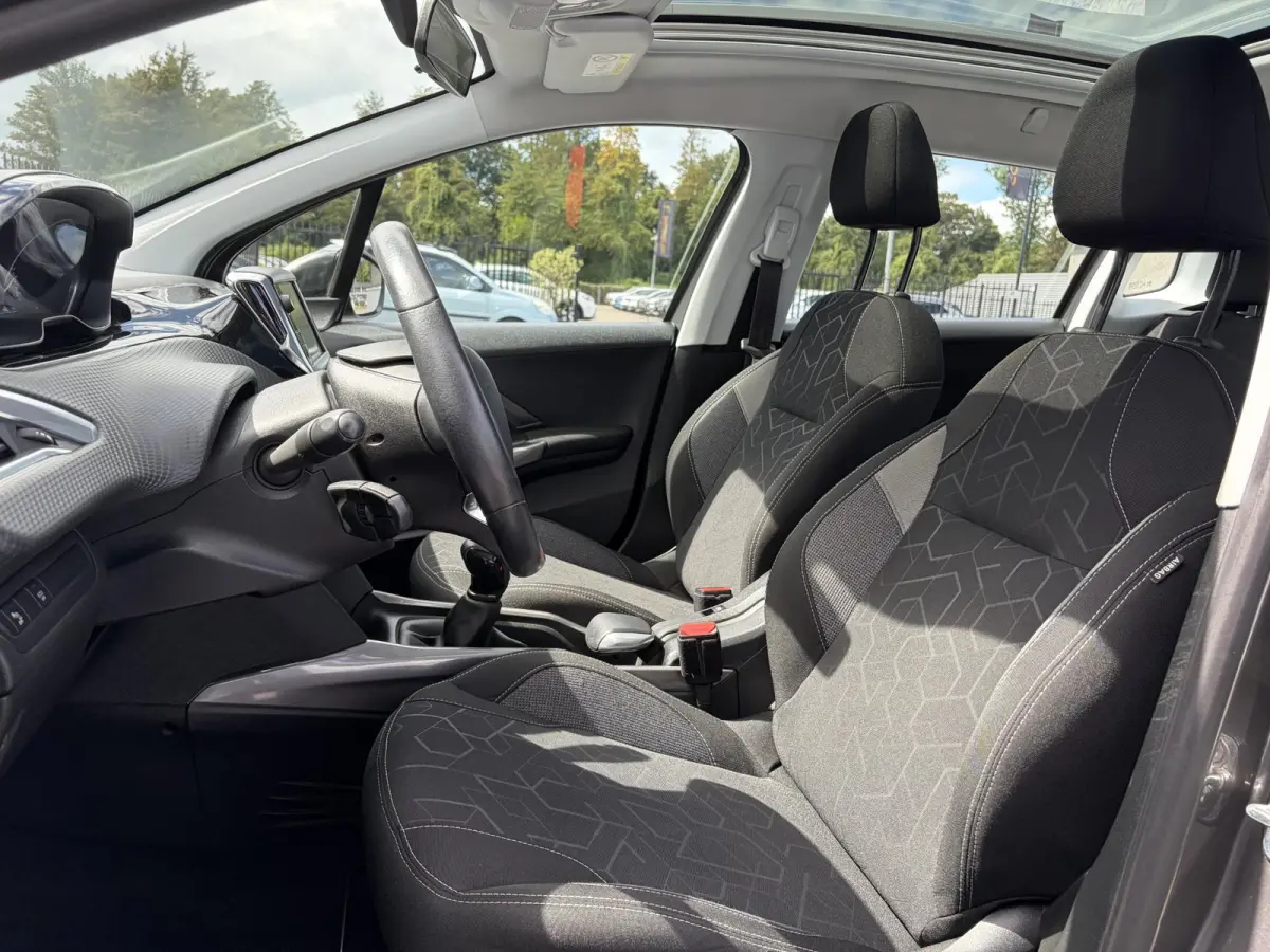 1.2 PureTech Blue Lion D-riem vv in 2024 l Pano l Navi l 110pk l Trekhaak l Carplay l Airco l Cruise l Pdc l Recent beurt gehad l N.A.P l Apk tot 01-2027