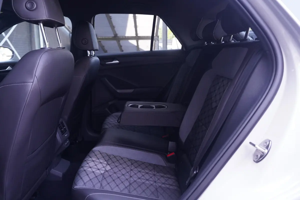 1.5 TSI R-Line NAP 2e Eig. Rijklaar R-line int./ext. Apple/Android Led koplampen Camera Stoelverwarming PDC v+a Digital Cockpit