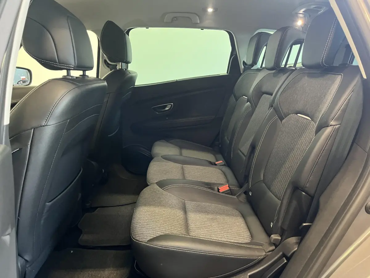1.3 TCe Techno 7p. Navigatie Cruise Control  Full LED  Privacy Glass  20" LM Velgen  PDC + Camera  Half Leder  Virtual  Cockpit Airco