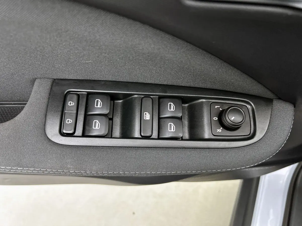 Design 37.3 kWh 95pk | 265km WLTP Actieradius | Navigatie | Panoramadak | Achteruitrijcamera | Adaptieve Cruise Control | Climate Control | Parkeersensoren | Bluetooth | Keyless start | Voll