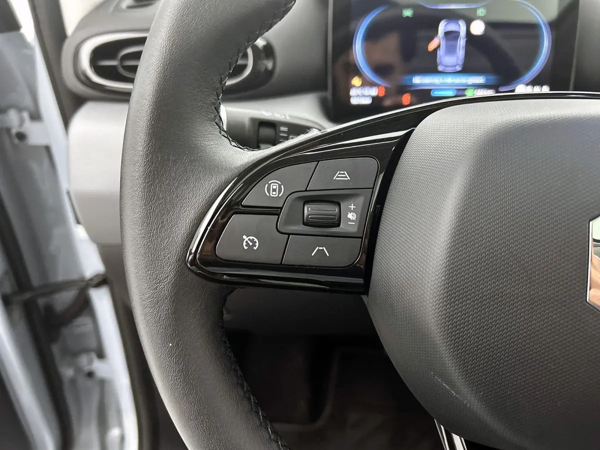 Design 37.3 kWh 95pk | 265km WLTP Actieradius | Navigatie | Panoramadak | Achteruitrijcamera | Adaptieve Cruise Control | Climate Control | Parkeersensoren | Bluetooth | Keyless start | Voll