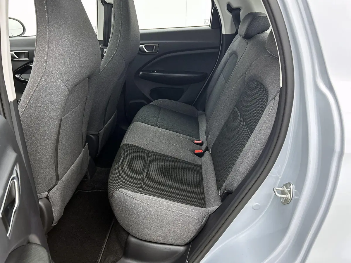 Design 37.3 kWh 95pk | 265km WLTP Actieradius | Navigatie | Panoramadak | Achteruitrijcamera | Adaptieve Cruise Control | Climate Control | Parkeersensoren | Bluetooth | Keyless start | Voll