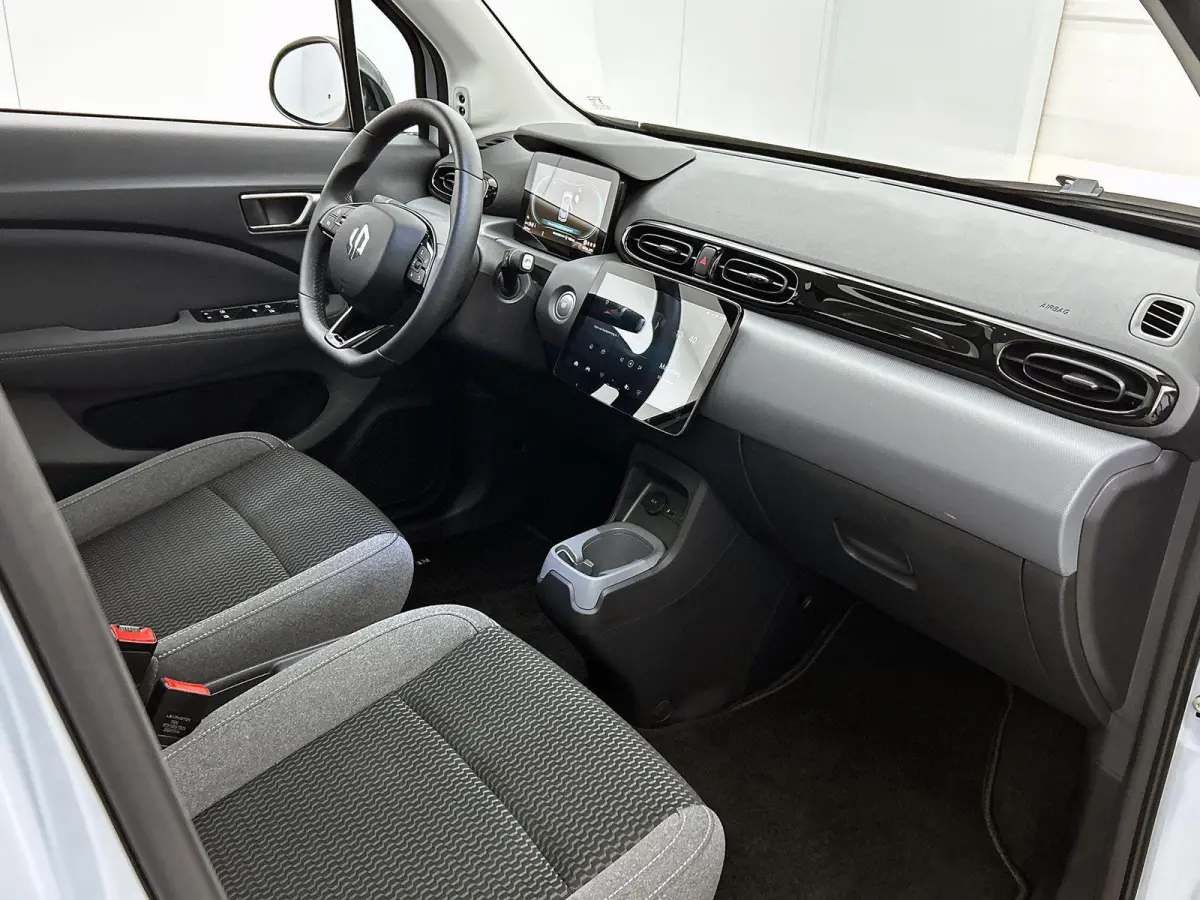 Design 37.3 kWh 95pk | 265km WLTP Actieradius | Navigatie | Panoramadak | Achteruitrijcamera | Adaptieve Cruise Control | Climate Control | Parkeersensoren | Bluetooth | Keyless start | Voll
