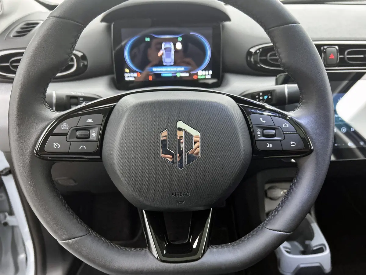 Design 37.3 kWh 95pk | 265km WLTP Actieradius | Navigatie | Panoramadak | Achteruitrijcamera | Adaptieve Cruise Control | Climate Control | Parkeersensoren | Bluetooth | Keyless start | Voll