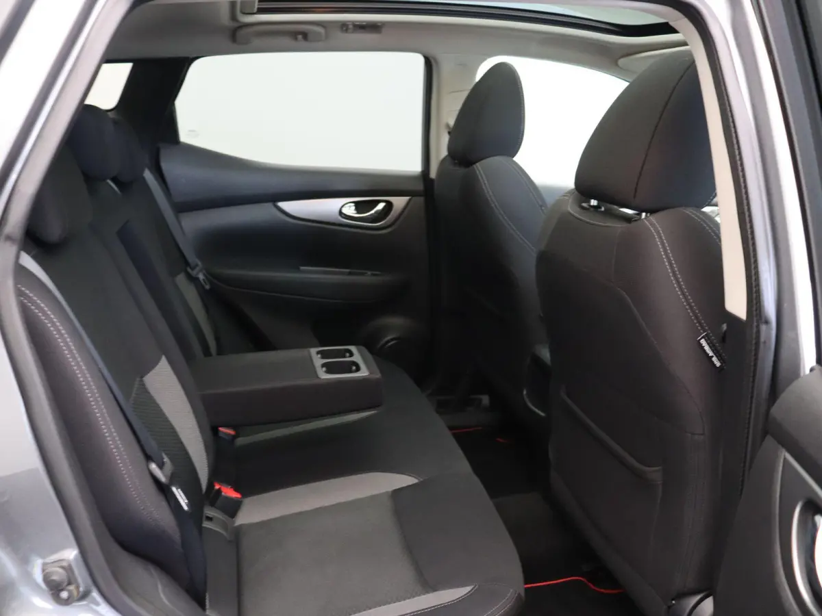 140pk DIG-T N-Connecta | Trekhaak 1300KG | Panoramadak | Climate control | Rondomzicht camera | 19" LMV | Apple carplay/Android auto |