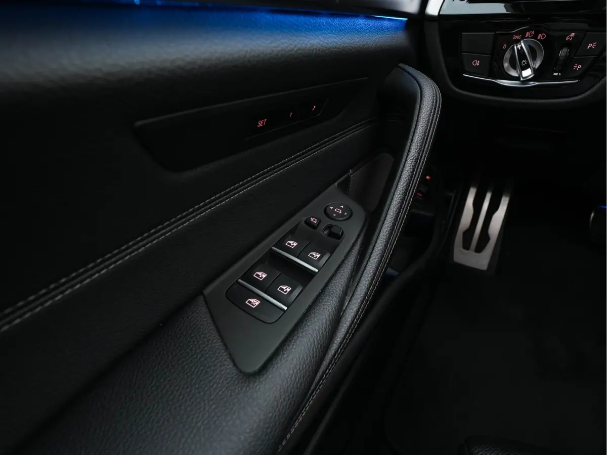 530e M-Sportpack Business Edition Plus (Plug-in) {SoH-86%} (INCL-BTW) *PANO | LEATHER | FULL-LED | MEMORY-PACK | HARMAN/KARDON | BLINDSPOT | DIGI-COCKPIT | CAMERA | NAVI-FULLMAP | PRIVACY-GL
