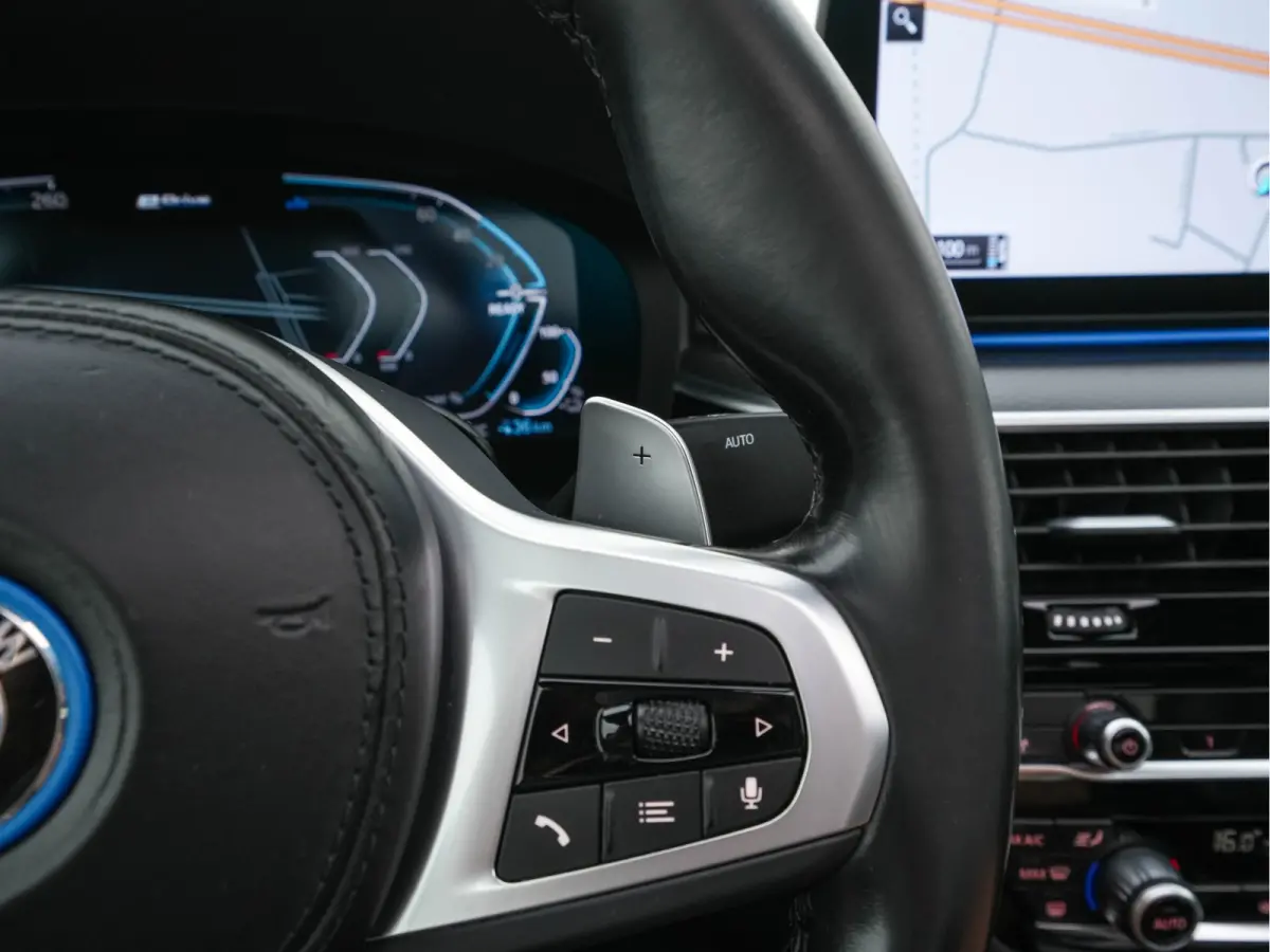 530e M-Sportpack Business Edition Plus (Plug-in) {SoH-86%} (INCL-BTW) *PANO | LEATHER | FULL-LED | MEMORY-PACK | HARMAN/KARDON | BLINDSPOT | DIGI-COCKPIT | CAMERA | NAVI-FULLMAP | PRIVACY-GL