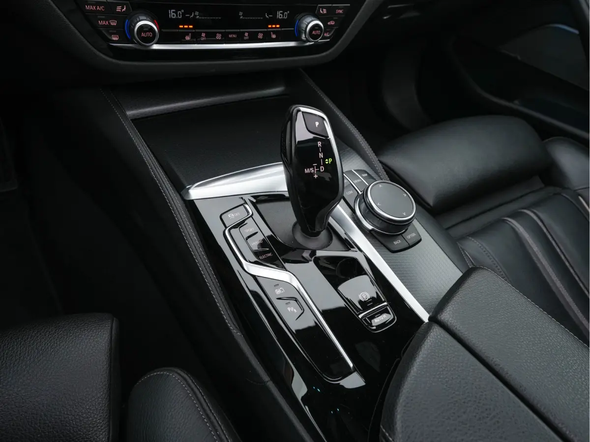 530e M-Sportpack Business Edition Plus (Plug-in) {SoH-86%} (INCL-BTW) *PANO | LEATHER | FULL-LED | MEMORY-PACK | HARMAN/KARDON | BLINDSPOT | DIGI-COCKPIT | CAMERA | NAVI-FULLMAP | PRIVACY-GL