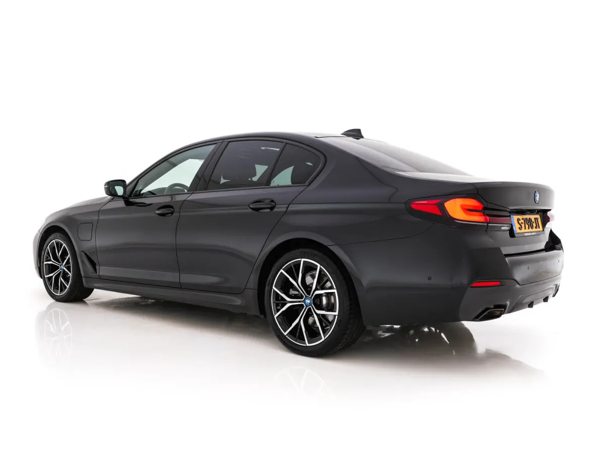 530e M-Sportpack Business Edition Plus (Plug-in) {SoH-86%} (INCL-BTW) *PANO | LEATHER | FULL-LED | MEMORY-PACK | HARMAN/KARDON | BLINDSPOT | DIGI-COCKPIT | CAMERA | NAVI-FULLMAP | PRIVACY-GL