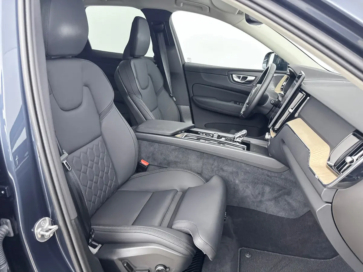 T6 350PK AWD Plus Bright | Trekhaak | 360 Camera | Getint Glas | Harman Kardon | Elektr. verst. Stoelen | Stoel/Stuur/Achterbankverwarming | Adaptieve Cruise | BLIS