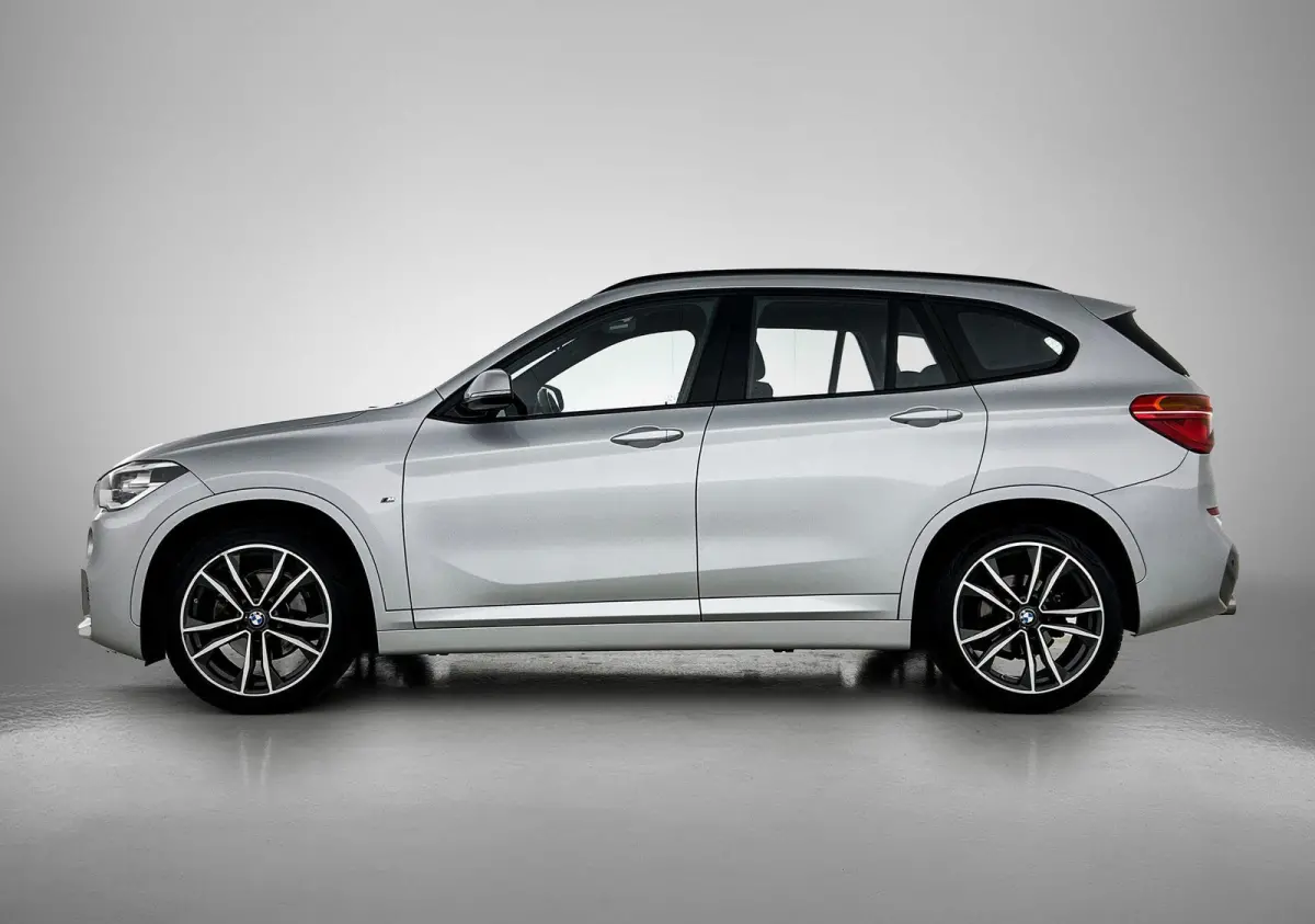 sDrive18i Executive Edition | M-SPORT | AUTOMAAT | HEAD-UP | CLIMATE CONTROL | CRUISE CONTROL | NAVIGATIE | ELEKTRISCHE KOFFERKLEP | TREKHAAK |
