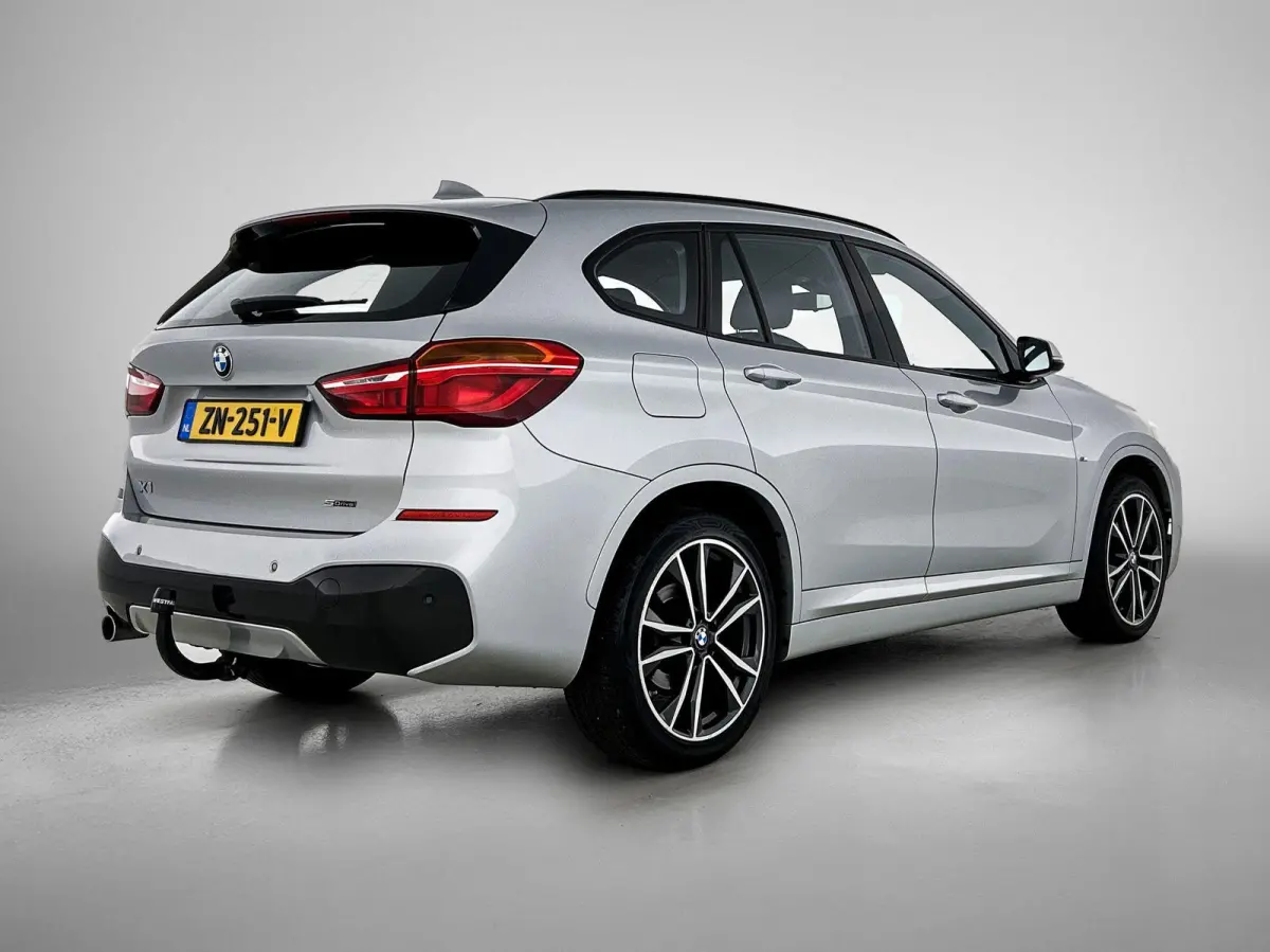 sDrive18i Executive Edition | M-SPORT | AUTOMAAT | HEAD-UP | CLIMATE CONTROL | CRUISE CONTROL | NAVIGATIE | ELEKTRISCHE KOFFERKLEP | TREKHAAK |