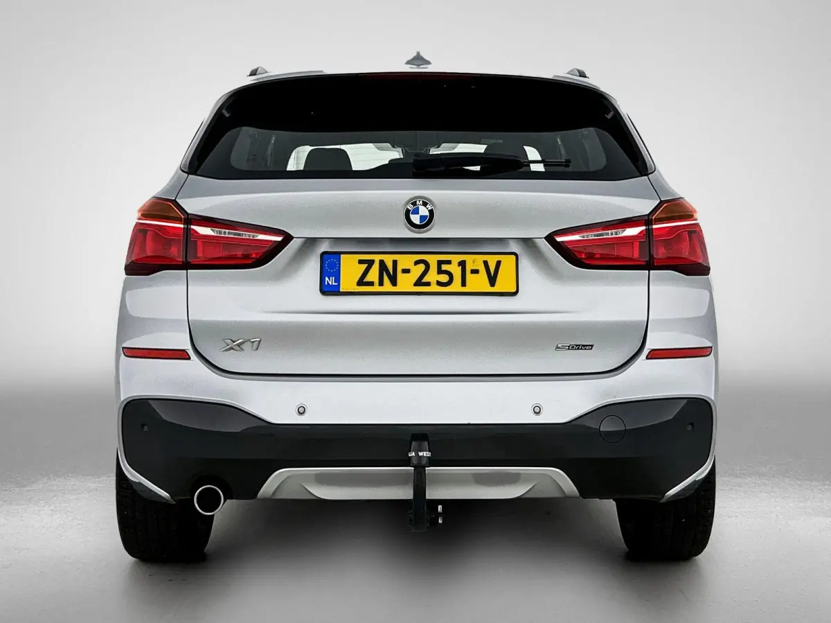 sDrive18i Executive Edition | M-SPORT | AUTOMAAT | HEAD-UP | CLIMATE CONTROL | CRUISE CONTROL | NAVIGATIE | ELEKTRISCHE KOFFERKLEP | TREKHAAK |