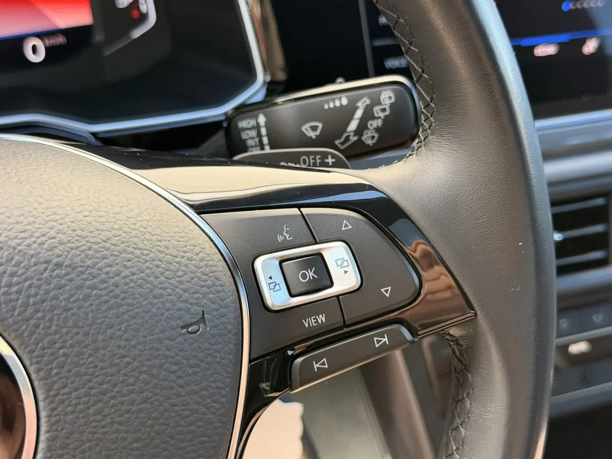 1.0 TSI Highline DSG BTW Pano 17' R-Line Virtual Camera CarPlay Navi LED ACC