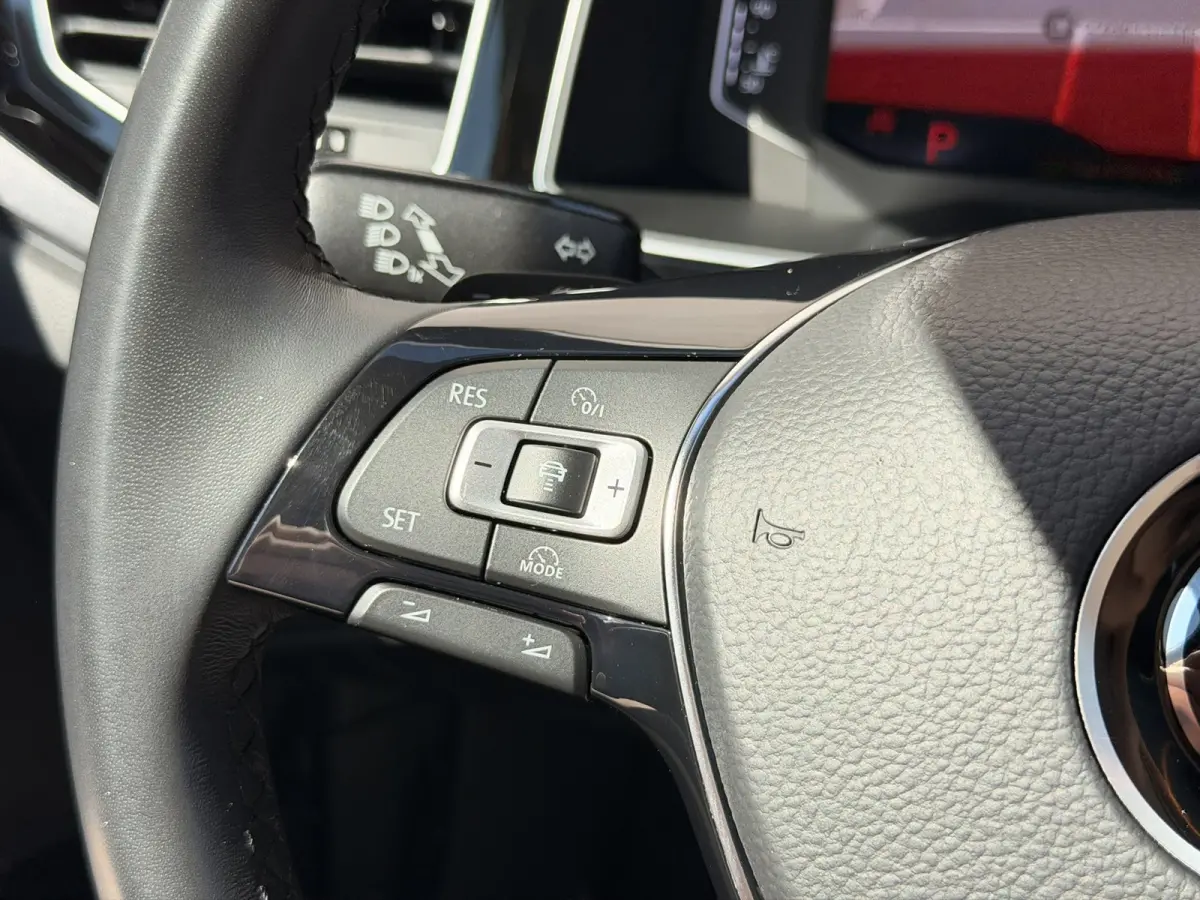 1.0 TSI Highline DSG BTW Pano 17' R-Line Virtual Camera CarPlay Navi LED ACC