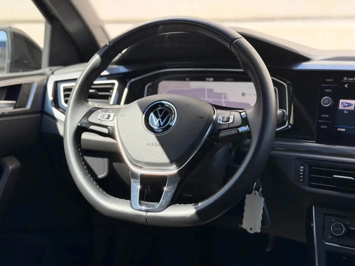 1.0 TSI Highline DSG BTW Pano 17' R-Line Virtual Camera CarPlay Navi LED ACC