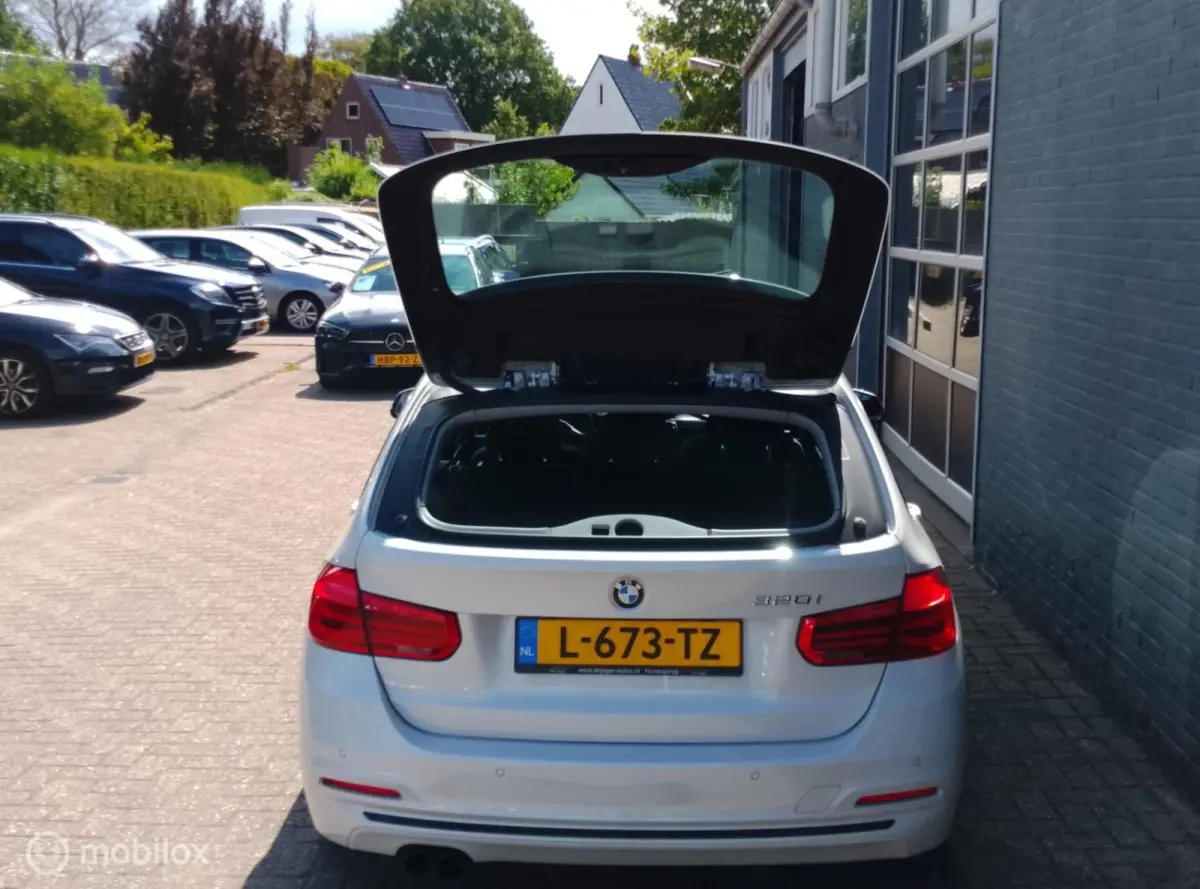 320i Automaat SportLine