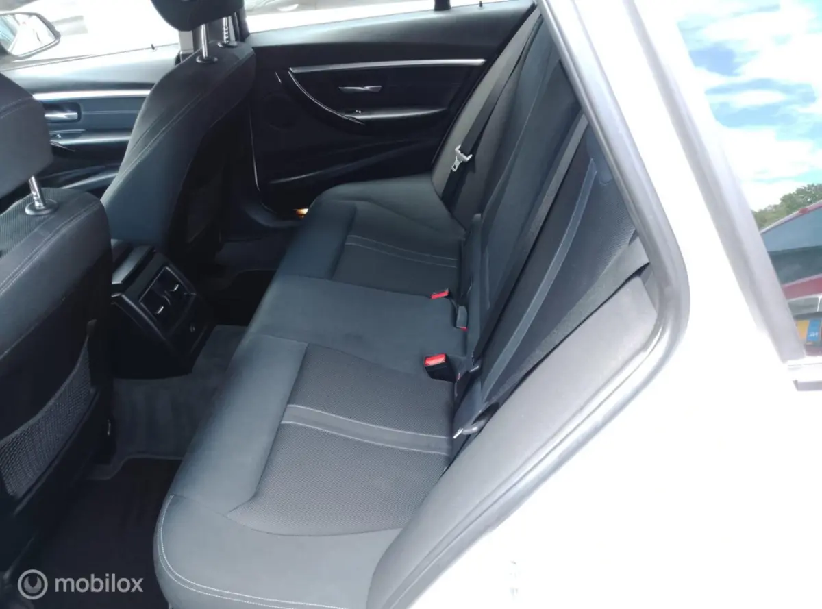 320i Automaat SportLine