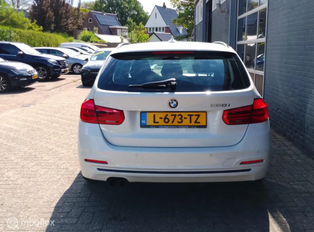 320i Automaat SportLine