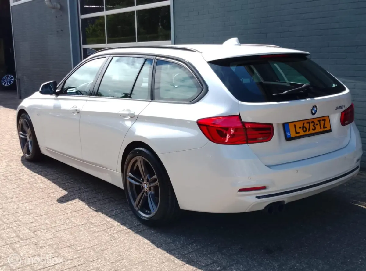 320i Automaat SportLine