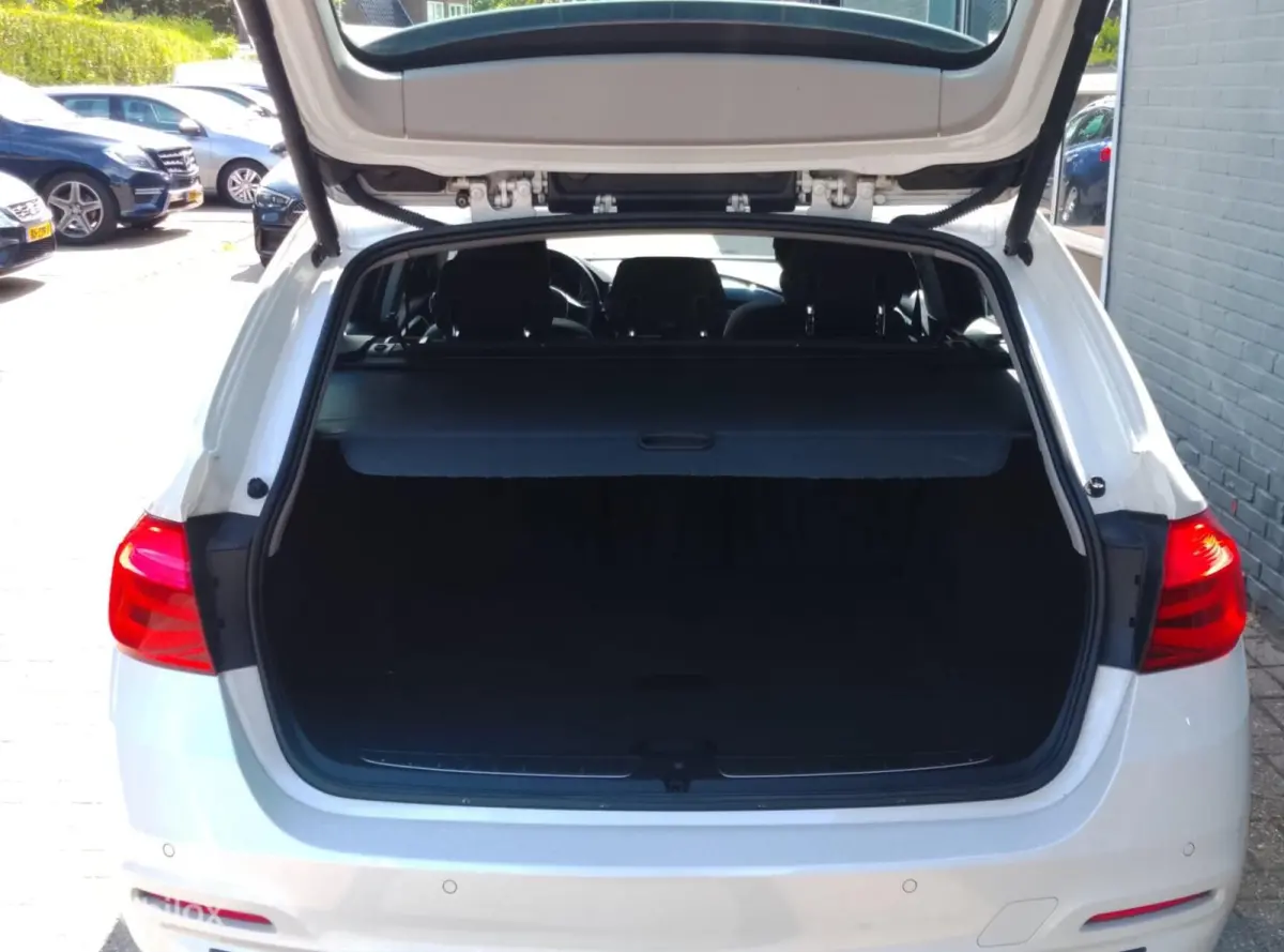 320i Automaat SportLine