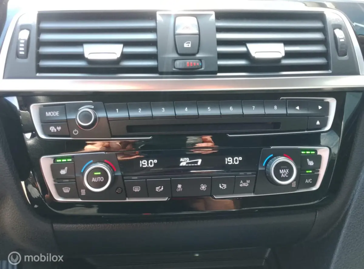 320i Automaat SportLine