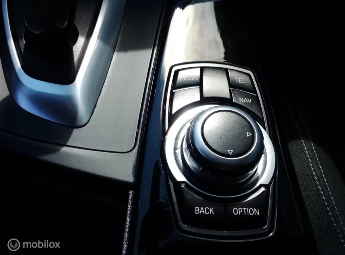 320i Automaat SportLine