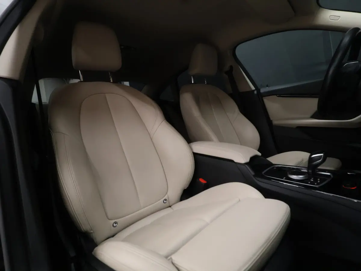 218i Business Edition [APPLE CARPLAY, ANDROID, ADAPTIVE LED, DRIVING ASSISTANT, HIFI, CRUISE CONTROL, CLIMATE CONTROL, DIGITAL DASH, KEYLESS START, RIJSTROOKASSISTENT, VERKEERSBORDHERKENNING